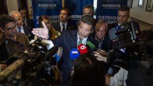 O presidente do Chega, André Ventura, fala aos jornalistas à chegada para o encontro da extrema-direita europeia “Patriots Academy”, no Hotel Vila Galé, na Ericeira, 26 de setembro de 2026. JOSÉ SENA GOULÃO/LUSA