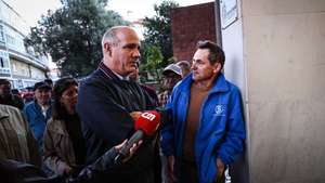 O secretário-geral do Partido Comunista Português (PCP), Paulo Raimundo (C), durante uma ação de contacto com utentes do Centro de Saúde do Olival, em Agualva-Cacém no âmbito das jornadas parlamentares centradas nos direitos das crianças e dos pais sob o lema “Crianças e Pais com Direitos - Portugal com futuro”, em Sintra, 01 de outubro de 2026. RODRIGO ANTUNES/LUSA