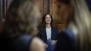 A ministra da Justiça, Rita Alarcão Júdice (C), entrega diplomas durante a cerimónia de receção aos novos conservadores, no Ministério da Justiça, em Lisboa, 04 de setembro de 2026. JOSÉ SENA GOULÃO/LUSA