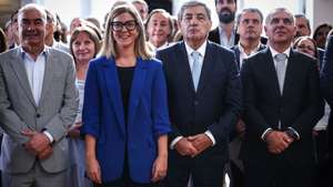 A ministra da Cultura, Juventude e Desporto, Margarida Balseiro Lopes (2-E), acompanhada pelo presidente do Comité Olímpico de Portugal (COP), Fernando Gomes (2-D), durante a assinatura de contratos de financiamento no âmbito da Medida I.3 - Requalificar Instalações Desportivas no Território Nacional, e da Medida III.2 - Apoiar Projetos de Clubes Desportivos que visem criar/aumentar a oferta de prática desportiva feminina, do Contrato-Programa de Desenvolvimento Desportivo n.º 893/2024, em Lisboa, 07 de outubro de 2026. RODRIGO ANTUNES/LUSA