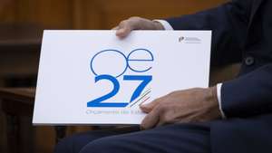 O presidente da Assembleia da República, José Pedro Aguiar-Branco, segura um exemplar da proposta de Orçamento do Estado para 2027 (OE2027)  durante a cerimónia de entrega do OE2027, na Assembleia da República, em Lisboa, 08 de outubro de 2026. JOSÉ SENA GOULÃO/LUSA