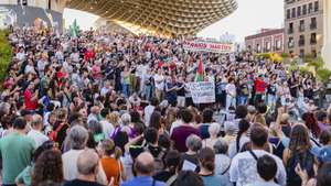 epa13290226 Demonstrators take part in a protest following the death of evicted pensioner Maricarmen, in Sevilla, southern Spain, 08 October 2026. Thousands assembled to honor Maria del Carmen Abascal, an 87-year-old pensioner who passed away on 07 October following her 23 September eviction from her lifelong home, fueling nationwide rallies and protests against Spain's housing crisis.  EPA/MAURI BUHIGAS