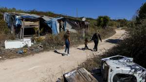 Populares passam por escombros de barracas no bairro Tardoz da Improsit, onde a autarquia tornou público que acabaram as barracas, mas os moradores negam ter acontecido, em Vila Franca de Xira, 01 de outubro de 2026. Os moradores em barracas sem água, luz e saneamento nos bairros de Clarimundo e Tardoz da Improsit, no concelho de Vila Franca de Xira, acusam a autarquia de, enquanto adia o seu realojamento, querer “dar uma boa imagem”. (ACOMPANHA TEXTO DA LUSA DO DIA 11 DE OUTUBRO DE 2026). JOSÉ SENA GOULÃO/LUSA