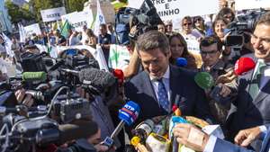 O presidente do Chega, André Ventura (E), acompanhado pelo deputado Pedro Frazão (C), recebe um cabaz alimentar das mãos do secretário-geral da Confederação de Agricultores de Portugal (CAP), durante uma concentração em frente à Assembleia da República, com o objetivo de entregar a exigência ao presidente da Assembleia da República e aos grupos parlamentares do PSD, Chega, PS, IL e CDS, através da qual se fundamenta a necessidade de atribuir medidas de compensação ao setor no valor de 140 milhões de euros para que este tenha condições de competitividade para produzir, em Lisboa, 12 de outubro de 2026. JOSÉ SENA GOULÃO/LUSA