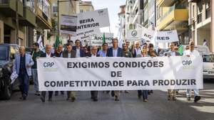 Uma delegação liderada pelo presidente da Confederação dos Agricultores de Portugal (CAP), Álvaro Mendonça e Moura e composta por 150 dirigentes associativos agroflorestais oriundos de todas as regiões do país, faz o percurso entre a Assembleia da República e a Residência Oficial do primeiro-ministro, com o objetivo de entregar a exigência ao presidente da Assembleia da República e aos grupos parlamentares do PSD, Chega, PS, IL e CDS, através da qual se fundamenta a necessidade de atribuir medidas de compensação ao setor no valor de 140 milhões de euros para que este tenha condições de competitividade para produzir, em Lisboa, 12 de outubro de 2026. JOSÉ SENA GOULÃO/LUSA