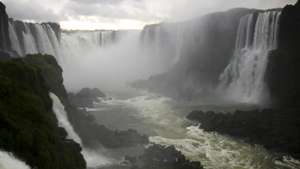 O número de turistas que visita as Cataratas do Iguaçu, no Brasil e na Argentina, aumentou 25 por cento entre 2007 e 2011, período da campanha para tornar o local uma das "Sete Maravilhas da Natureza", 03 junho 2012. (ACOMPANHA TEXTO).NILTON ROLIN/LUSA