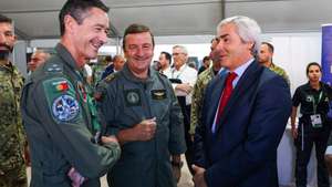 O ministro da Defesa Nacional, Nuno Melo (D), conversa com militares da Força Aérea Portuguesa, durante a visita no encerramento do exercício OPEX 2026, onde o exército português realizou o High Visibility Event (HVE) do exercício ARTEX26 – Army Technological Experimentation e da campanha europeia de experimentação HEDI OPEX26, da Agência Europeia de Defesa, no Campo Militar de Santa Margarida, em Constança, Santarém, 14 de outubro de 2026. O exercício foi o epicentro da Experimentação Tecnológica na área da Defesa, reunindo o Exército, Indústria, universidades e centros de investigação, num contexto operacional realista. PAULO NOVAIS/LUSA