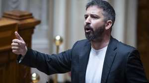 O deputado do Bloco de Esquerda, Fabian Figueiredo, usa da palavra durante o debate quinzenal, na Assembleia da República, em Lisboa, 09 de outubro de 2026. JOSÉ SENA GOULÃO/LUSA