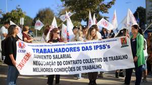 Manifestação de trabalhadores das Instituições Particulares de Solidariedade Social (IPSS), convocada pelo Sindicato dos Trabalhadores do Comércio, Escritórios e Serviços de Portugal (CESP), para protestar contra a desvalorização profissional e os salários baixos, frente ao Centro Social de São Martinho de Aldoar, no Porto, 15 de outubro de 2026. ESTELA SILVA/LUSA