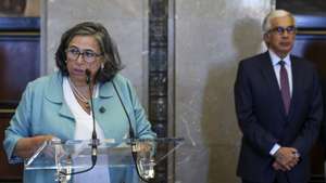 A nova provedora de Justiça, Luísa Neto (E), ladeada pelo presidente da Assembleia da República. José Pedro Aguiar-Branco (D), discursa na cerimónia de posse na Assembleia da República, em Lisboa, 15 de julho de 2026. TIAGO PETINGA/LUSA