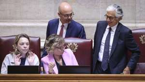 O presidente da Assembleia da República (AR), , José Pedro Aguiar-Branco (D), conversa com o vice-presidente da AR, Rodrigo Saraiva (C), durante a sessão plenária sobre  o Código do Imposto sobre o Valor Acrescentado, alargando o âmbito de aplicação do regime de tributação aplicável aos revendedores dos combustíveis líquidos, na Assembleia da República, em Lisboa, 07 de outubro de 2026. ANTONIO PEDRO SANTOS/LUSA