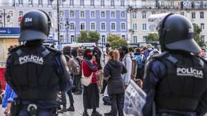 O Corpo de Intervenção da Polícia de Segurança Pública (PSP) interveio esta madrugada para retirar as tendas que se mantinham na Praça D. Pedro IV, no Rossio, tendo detido alguns manifestantes que alegadamente resistiram, Lisboa, 20 de outubro de 2026.  TIAGO PETINGA/LUSA
