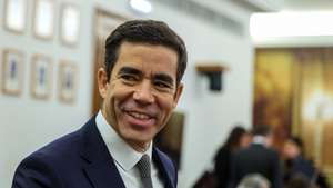 O ministro da Presidência, António Leitão Amaro, à chegada para a sua audição perante a Comissão de Cultura, Comunicação, Juventude e Desporto, na Assembleia da República, em Lisboa, 21 de outubro de 2026. TIAGO PETINGA/LUSA