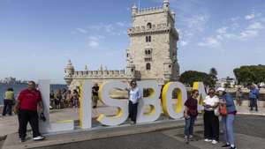 Turistas tiram fotografias junto à Torre de Belém, monumento  que reabre no dia 27 de maio após uma intervenção de conservação e restauro realizada no âmbito do Programa de Recuperação e Resiliência (PRR) e terá uma limitação de 900 visitantes por dia, em Lisboa, 26 de maio de 2026. JOSÉ SENA GOULÃO/LUSA