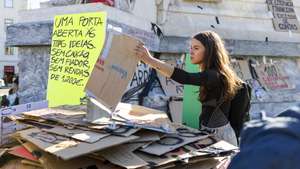 Uma das porta-vozes do protesto pelo direito à habitação, Renata Cambra, durante o protesto pelo direito à habitação, na Praça do Rossio, em Lisboa, 22 de outubro de 2026. O protesto pelo direito à habitação e contra o aumento do custo de vida em Portugal teve início na cidade do Porto, no dia 10 deste mês, e estendeu-se posteriormente a Lisboa e a várias outras cidades portuguesas. JOSÉ SENA GOULÃO/LUSA