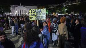 Manifestantes protestam pelo direito à habitação, na Praça do Rossio, em Lisboa, 20 de outubro de 2026.  MIGUEL A. LOPES/LUSA