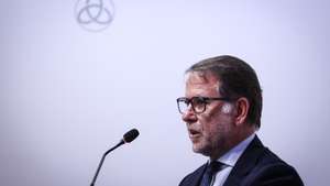 O ministro da Administração Interna, Luís Neves, discursa durante a sessão de avaliação do Dispositivo Especial de Combate a Incêndios Rurais (DECIR) 2026, promovida pela Autoridade Nacional de Emergência e Proteção Civil (ANEPC), em Oeiras, 22 de outubro de 2026. RODRIGO ANTUNES/LUSA