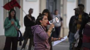 Manifestantes gritam palavras de ordem durante uma concentração de protesto contra a crise da habitação, na Praça do Sertório, em Évora, 23 de outubro de 2026. O protesto pelo direito à habitação e contra o aumento do custo de vida em Portugal teve início na cidade do Porto, no dia 10 deste mês, e estendeu-se posteriormente a Lisboa e a várias outras cidades portuguesas. NUNO VEIGA/LUSA