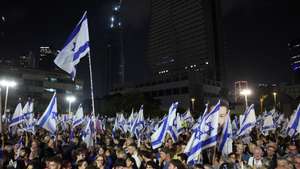 epa13328788 Demonstrators wave national flags during an anti-government rally in Tel Aviv, Israel, 24 October 2026. Israel will hold its national legislative election to choose the 120 members of the 26th Knesset on 27 October 2026.  EPA/ABIR SULTAN