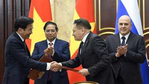 epa12844295 Vietnamese Prime Minister Pham Minh Chinh (2nd-L) and Russian Prime Minister Mikhail Mishustin (R) look on as Vietnamese Minister-Chairman of the Government's Office Tran Van Son (L) and Rosatom State Atomic Energy Corporation Director General Alexey Likhachev (C) shake hands during a signing ceremony following their meeting in Moscow, Russia, 23 March 2026. Pham Minh Chinh is on a three-days official visit to Russia.  EPA/ALEXANDER MIRIDONOV / SPUTNIK / GOVERNMENT PRESS SERVICE / POOL MANDATORY CREDIT