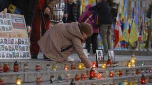 epa12408543 Ukrainians light candles at a makeshift memorial to fallen Ukrainian servicemen and international volunteers on Independence Square in Kyiv, Ukraine, 26 September 2025, amid the ongoing Russian invasion. Ukrainians gathered in downtown Kyiv to honour fallen soldiers, prisoners of war and missing people, prior to the Day of Defenders of Ukraine, which will be marked on 01 October 2025.  EPA/SERGEY DOLZHENKO