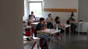 Alunos numa sala de aulas da Escola Básica Nossa Senhora da Luz, durante a visita dos ministros da Administração Interna e da Educação, para assistir a uma ação de sensibilização, dada a situação epidemiológica atual, que as Forças de Segurança estão a desenvolver em meio escolar, Arronches, 23 de setembro de 2020. NUNO VEIGA/LUSA