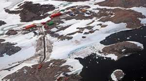epa01218696 The Australian Antarctic research station of Casey (left) overlooks Vincennes Bay, and lies 65 kms from the purpose-built Wilkins glacial blue ice runway where the first Airbus A319 jet to carry passengers from Hobart to Antarctica landed, 11 January 2008. The historic flight began the world's first commercial air service to Antarctica and will radically expand Australian scientists' ability to study the effects climate change is having on Antarctica's fragile environment.  EPA/TORSTEN BLACKWOOD/POOL AUSTRALIA AND NEW ZEALAND OUT