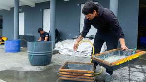 Um pescador trata dos aparelhos de pesca no porto de Rabo de Peixe, que continua em atividade, mesmo com as regras de confinamento devido à pandemia da covid-19, Ribeira Grande, ilha de São Miguel, Açores, 07 de abril de 2020. Em Rabo de Peixe, a maior comunidade piscatória dos Açores, a população começa a cumprir as regras do confinamento, mas as ruas enchem-se de homens que continuam a ir ao mar. (ACOMPANHA TEXTO DO DIA 08 DE ABRIL DE 2020). EDUARDO COSTA/LUSA