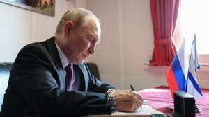 epa12265947 Russian President Vladimir Putin leaves a note in the book of honored guests of the frigate ‘Admiral Grigorovich’ during Navy Day celebrations in St. Petersburg, Russia, 27 July 2025.  EPA/ALEXANDER KAZAKOV / SPUTNIK / KREMLIN POOL KREMLIN POOL / MANDATORY CREDIT