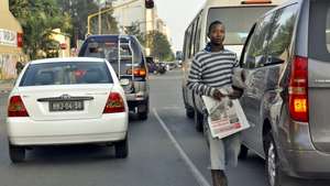 epa03919143 A man sells newspapers on a street in Maputo, Mozambique, 22 October 2013. The previous day, government forces attacked the base of Mozambique's oppositional Renamo movement leader Afonso Dhlakama and therewith ended an over 20-years-long running peace agreement.  EPA/ANTONIO SILVA