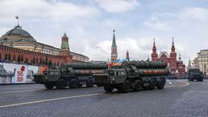 epa11328529 Russian S-400 Triumf mobile surface-to-air missile systems take part in the Victory Day military parade on the Red Square in Moscow, Russia, 09 May 2024. Russia marks the 79th anniversary of the victory in World War II over Nazi Germany and its allies. The Soviet Union lost 27 million people in the war.  EPA/YURI KOCHETKOV