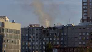 epa10248561 Smoke billows from a damaged building after shelling in downtown Kyiv (Kiev), Ukraine, 17 October 2022, amid the Russian invasion. Several residential buildings were damaged as a result of attacks by 'kamikaze drones' targeting the Ukrainian capital, Kyiv Mayor Vitali Klitschko said on telegram. At least one person has died, he added. Russian troops on 24 February entered Ukrainian territory, starting a conflict that has provoked destruction and a humanitarian crisis.  EPA/VADYM SARAKHAN