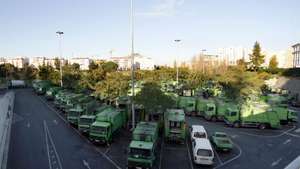 Carros de recolha de lixo estacionados nos serviços camarários de Lisboa, em consequência da greve convocada pelo Sindicato dos Trabalhadores do Município de Lisboa (STML) e Sindicato dos Trabalhadores da Administração Local (STAL), 8 de Dezembro de 2008, em Lisboa. JOSÉ SENA GOULÃO/LUSA
