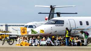 epa10287687 Members of various environmental organisations conduct the protest action &#039;SOS for the climate&#039; at Schiphol Airport, the Netherlands, 05 November 2022. Milieudefensie, Extinction Rebellion and Greenpeace, among others, have joined the protest.  EPA/Remko de Waal