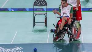 O atleta português, André Ramos em ação frente ao atleta da Eslováquia, Tomas Kral (ausente da foto) no jogo de boccia individual BC1, esta tarde no Centro de Ginástica de Ariake em Tóquio nos jogos Paralímpicos de Toquio 2020, Japão, 29 de agosto de 2021. MIGUEL A. LOPES/LUSA