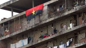Uma bandeira do MPLA ( Movimento Popular de Libertação de Angola), partido do poder, adorna um prédio numa das ruas de Luanda, 30 de Agosto de 2008, em Angola. No próximo dia 5 de Setembro, decorrem as segundas eleições legislativas em Angola. JOAO RELVAS/LUSA
