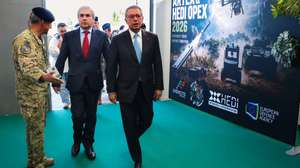 O Presidente da REpública, ANtónio José Seguro (D), acompanhado pelo ministro da Defesa Nacional, Nuno Melo (C), à chegada para participarem no encerramento do exercício OPEX 2026, onde o exército português realizou o High Visibility Event (HVE) do exercício ARTEX26 – Army Technological Experimentation e da campanha europeia de experimentação HEDI OPEX26, da Agência Europeia de Defesa, no Campo Militar de Santa Margarida, em Constança, Santarém, 14 de outubro de 2026. O exercício foi o epicentro da Experimentação Tecnológica na área da Defesa, reunindo o Exército, Indústria, universidades e centros de investigação, num contexto operacional realista. PAULO NOVAIS/LUSA