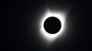 epa06155345 The sun disappears behind the moon during a full eclipse in Sisters Oregon, USA, 21 August 2017. The 21 August 2017 total solar eclipse will last a maximum of 2 minutes 43 seconds and the thin path of totality will pass through portions of 14 US states, according to the National Aeronautics and Space Administration (NASA).  EPA/MONICA M. DAVEY