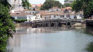 RIO NABAO- TOMAR

O concelho de Tomar, do distrito de Santarém, localiza-se na região de Lisboa e Vale do Tejo, no Médio Tejo. Situado na margem direita do rio Nabão e limitado a sudoeste pelas Serras d'Aire e Candeeiros, faz fronteira a norte com concelho de Ferreira do Zêzere, a oeste com Ourém e Torres Novas e a este com Abrantes. 
No total, abrange uma área de cerca de 352 km2 e é constituído por 16 freguesias: Além da Ribeira, Alviobeira, Asseiceira, Beselga, Carregueiros, Casais, Junceira, Madalena, Olelhas, Paialvo, Pedreira, S. Pedro, Sabacheira, Serra, Santa Maria dos Olivais e São João Baptista.

O concelho remonta ao século XII (1147) aquando da sua conquista aos mouros por D. Afonso Henriques. Mais tarde, em 1157, Tomar foi doado a D. Gualdim Pais, Mestre da Ordem dos Templários.
A maior parte das ruas denotam vestígios da Idade Média,