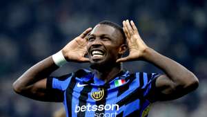 epaselect epa11574267 Inter Milanâ€™s Marcus Thuram jubilates after scoring  the 3-0 lead during the Italian Serie A soccer match between Fc Inter and Atalanta at Giuseppe Meazza stadium in Milan, Italy, 30 August 2024.  EPA/MATTEO BAZZI