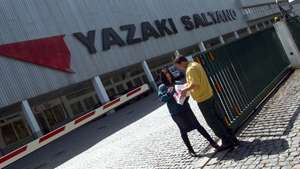 Trabalhadores à saída da fábrica da Yazaki Saltano em Vila Nova de Gaia. O fabricante de componentes eléctricos para automóveis, anunciou em 04 de Abril que iria despedir 400 trabalhadores do pólo de Gaia no final do mês, 30 Abril de 2008. ESTELA SILVA / LUSA