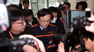 epa11796820 Jeju Air CEO Kim E-bae (C) leaves the venue of a press conference held in Seoul, South Korea, 29 December 2024, hours after the deadly crash of one of its flights at Muan International Airport in Muan, 288 kilometers southwest of Seoul.  EPA/YONHAP SOUTH KOREA OUT