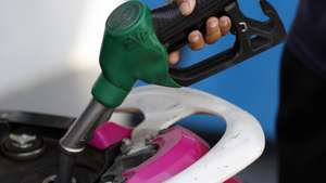 epa12826890 A worker fills a motorbike with petrol during the gasoline supply disruption at a  PTT (Petroleum Authority of Thailand) gas station in Bangkok, Thailand, 17 March 2026. Motorists queued at petrol stations across Thailand to fill their tanks after many stations displayed 'run out of fuel' signs due to the oil supply disruption caused by the ongoing conflict in the Middle East. Thailand's Department of Energy Business Director-General apologized to the public following the recent energy crisis and stated that Thailand still has fuel reserves for around 101 days.  EPA/RUNGROJ YONGRIT