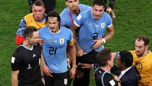 epa10344656 Edinson Cavani (no.21) of Uruguay and teammates talk to referee Daniel Siebert (C) after the FIFA World Cup 2022 group H soccer match between Ghana and Uruguay at Al Janoub Stadium in Al Wakrah, Qatar, 02 December 2022.  EPA/Tolga Bozoglu
