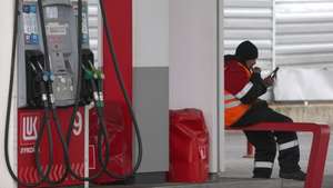 epa12485976 A worker waits for customers at a gas station of Russian multinational energy corporation Lukoil waits for cars in Moscow, Russia, 27 October 2025.  EPA/MAXIM SHIPENKOV