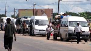 Um movimento invulgar de carros, a grande maioria de matrícula sul-africana, nas poeirentas estradas de Machaze, em Manica, centro de Moçambique, entre o Natal e o Ano Novo, quase faz os visitantes pensarem que estão num “distrito estrangeiro”, Chimoio, Moçambique, 31 de dezembro de 2010. (ACOMPANHA TEXTO) ANDRE CATUEIRA / LUSA