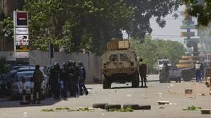 epaselect epa06575772 Burkina Faso security forces opperate outside the Society Generale Bank and Western Union in the streets amidst a suspected terrorist attack in the capital Ouagadougou, Burkina Faso, 02 March 2018. According to reports at least 28 people have been killed in the attacks on the French embassy and miltary HQ in Ouagadougou. It is yet unclear who stands behind the attacks.  EPA/STR