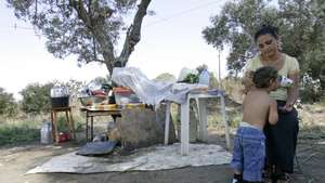 Elementos da comunidade cigana residente num bairro em São João da Talha concebido e habitado apenas por famílias ciganas, em Loures, 01 de Agosto de 2008. (ACOMPANHA TEXTO) MARIO CRUZ/LUSA