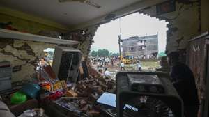 epa13202511 A damaged house near the site after an explosion in a firecracker factory in Pipri, Uttar Pradesh state, India, 31 August 2026. The explosion in the  firecracker factory killed more than five people and several injured, according to official sources. The explosion also damaged the nearby houses.  EPA/Prabhat Kumar Verma
