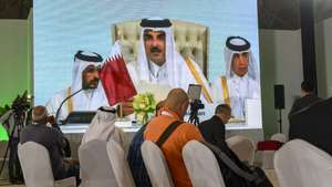 epa12380063 Journalists watch a speech by Qatar's Emir Sheikh Tamim bin Hamad Al-Thani on a screen at the media centre during the opening of the emergency Arab-Islamic summit to discuss the Israeli attack on Qatar in Doha, Qatar, 15 September 2025.  EPA/NOUSHAD THEKKAYIL